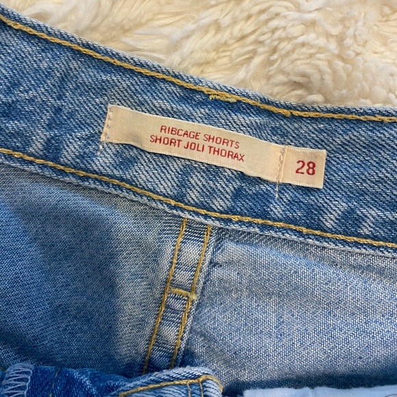 Aritzia Levi’s Ribcage Shorts - Picture 5 of 6